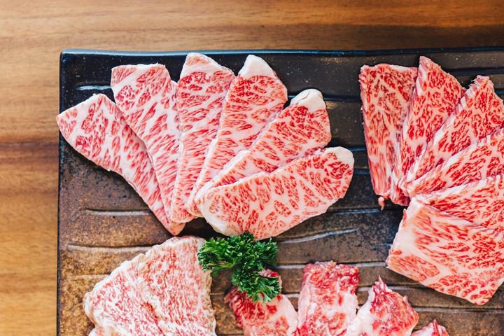 Close-up,Top,View,Of,Premium,Rare,Slices,Many,Parts,Of